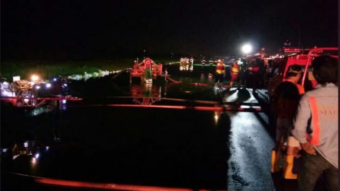 Upaya pengeringan genangan air yang merendam landasan pacu Bandara Supadio Pontianak, Kalimantan Barat, Minggu malam (12/11/2017)