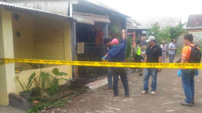 Polisi mengolah tempat kejadian perkara ledakan bom molotov di sebuah rumah di Kabupaten Malang, Jawa Timur, pada Senin, 13 November 2017.