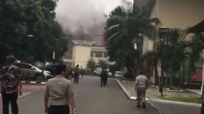 Kebakaran melanda asrama PTIK di Jakarta, Senin, 13 November 2017.