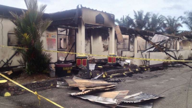 Gedung Markas Kepolisian Resor Dharmasraya di Sumatera Barat rusak total setelah dibakar oleh dua teroris pada Minggu dini hari, 12 November 2017.