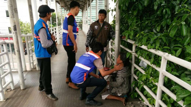 Pengemis terjaring petugas Dinsos DKI di JPO Kramat, Jakarta