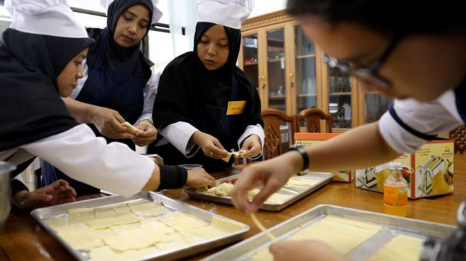 Anak-anak sekolah menengah kejuruan pendidikan vokasional belajar memasak pasta