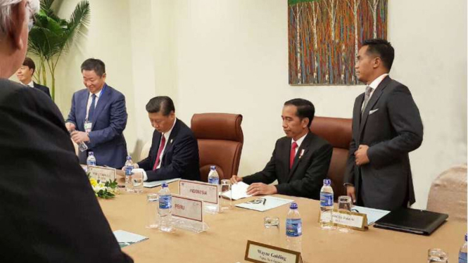 Presiden Jokowi dalam pertemuan dengan para pemimpin ekonomi APEC 2017