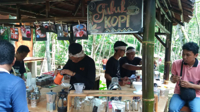 Ngopi di hutan karet.