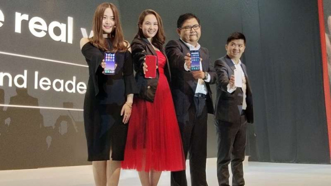 Alinna Wenxin, Marketing Director Oppo Indonesia (paling kiri), saat peluncuran Oppo F5.