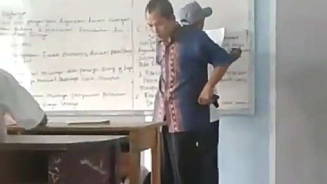 Guru SMK di Tangerang saat tendangi muridnya di kelas.