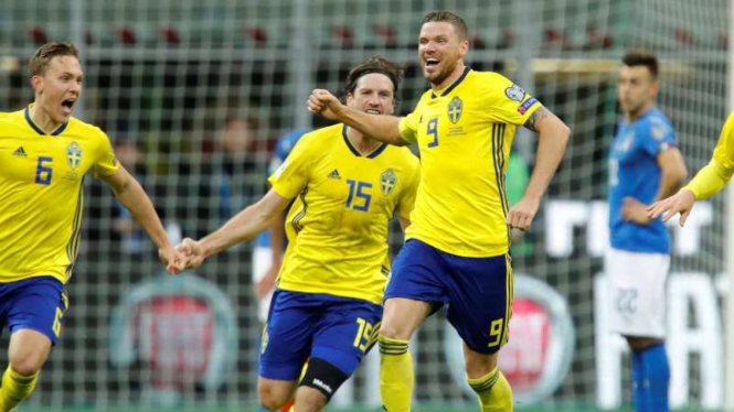 Pemain Swedia rayakan keberhasilan lolos ke Piala Dunia 2018