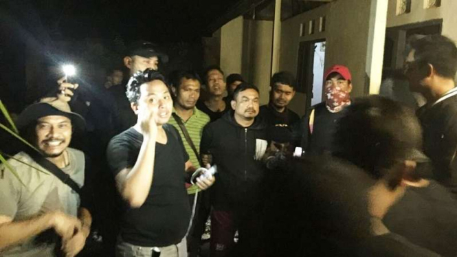 Mantan Wakil Ketua DPRD Bali  Jro Gede Komang Swastika ( jaket hitam) saat ditangkap polisi, Senin malam (13/11/2017).