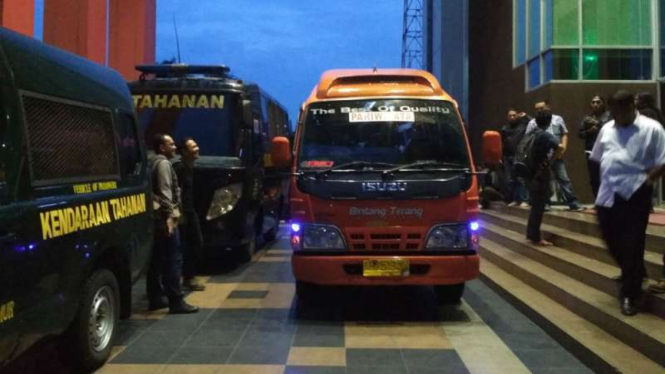 Jetbus yang mengangkut 16 tersangka mengantar barang bawaan ke kantor Kejati Jatim, Surabaya, pada Senin malam, 13 November 2017.