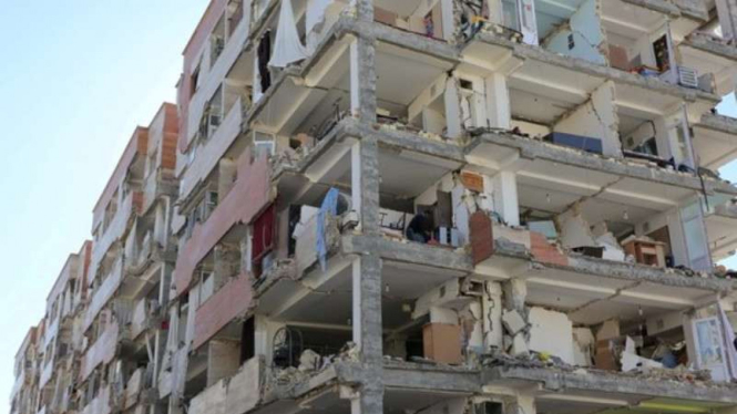 Bangunan apartemen yang hancur akibat gempa di perbatasan Iran-Irak.