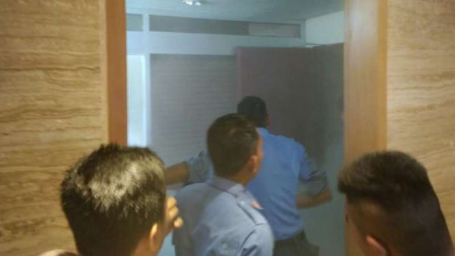 Pamdal memeriksa salah satu ruangan di Gedung Nusantara III DPR yang terbakar.