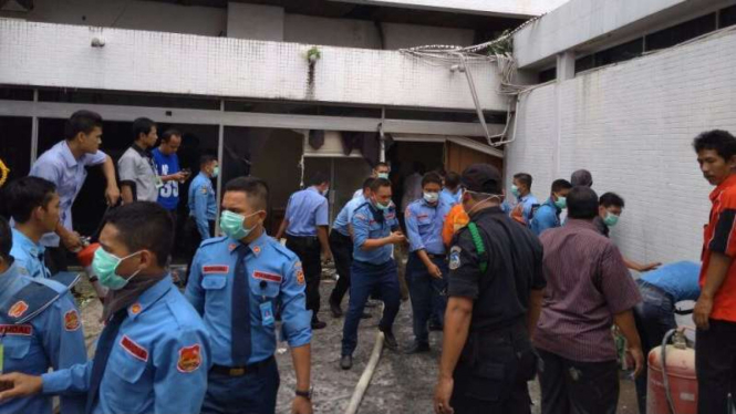 Petugas Pamdal menangani kebakaran di Gedung Nusantara III DPR.