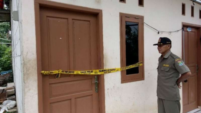 Rumah kontrakan pasangan kekasih korban persekusi oleh warga dilingkari garis polisi di Kampung Kadu, Kelurahan Sukamulya, Kecamatan Cikupa, Kabupaten Tengerang, Banten, Selasa, 14 November 2017.