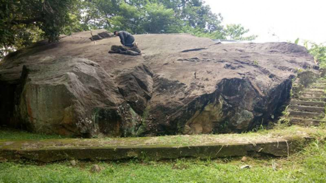 Batu Tempat Sujud Sang Prokamator di Kampung Ciburial, Bogor