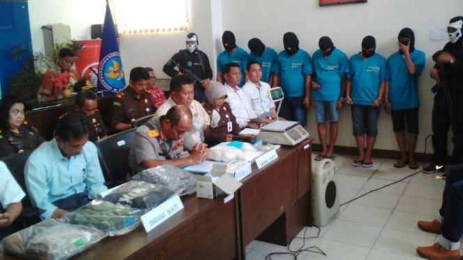 BNN DI Yogyakarta bersama Kepolisian dan Kejaksaan merilis barang bukti narkoba dan para tersangka penyelundup di Yogyakarta pada Selasa, 14 November 2017.