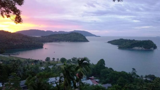 Keindahan pemandangan matahari terbenam di Pulau Sabang