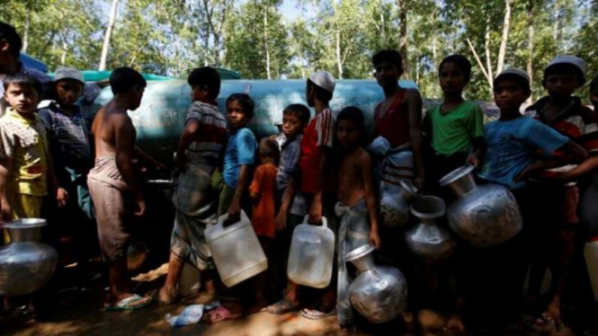 Anak-anak yang menjadi pengungsi Rohingya saat antre air.