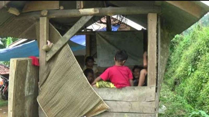 Puluhan Keluarga Korban Tanah Bergerak Diungsikan ke Lokasi Seadanya