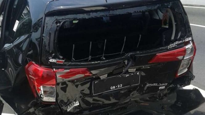 Toyota Calya ringsek ditabrak Nissan Grand Livina.