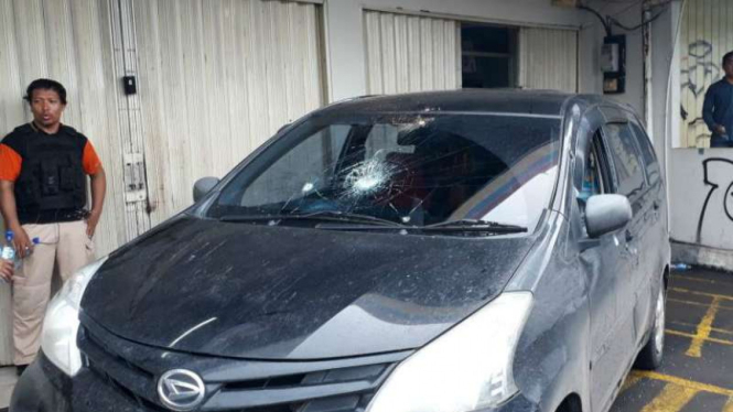 Mobil terkena tembakan saat penangkapan pelaku perampokan Indomart Pondok Cabe