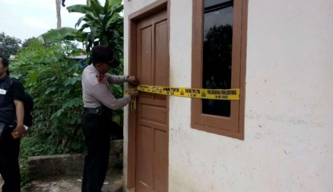 Rumah kontrakan pasangan kekasih korban persekusi oleh warga dilingkari garis polisi di Kampung Kadu, Kelurahan Sukamulya, Kecamatan Cikupa, Kabupaten Tengerang, Banten, Rabu, 15 November 2017.