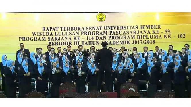 Paduan Suara Mahasiswa Universitas Jember menyanyikan lagu dangdut koplo 'Jaran Goyang' di acara Rapat Terbuka Senat.