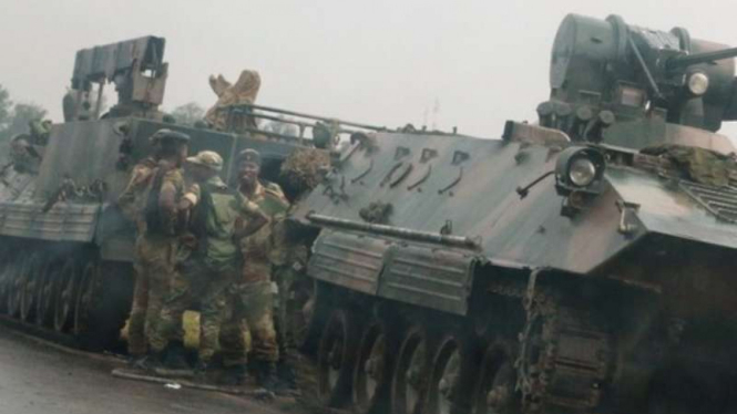 Militer Zimbabwe berjaga di seluruh pelosok kota. 