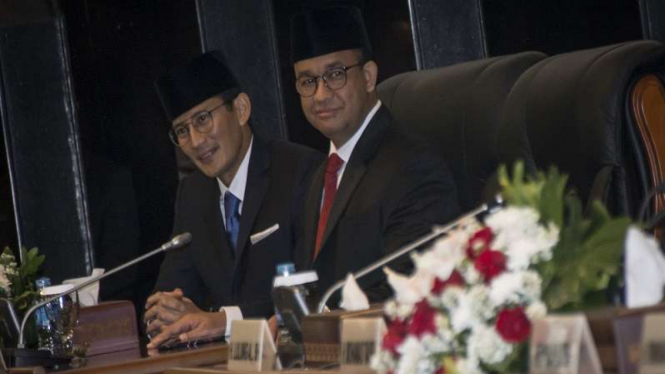 Gubernur DKI Jakarta Anies Baswedan (kanan) dan Wakil Gubernur Sandiaga Uno.