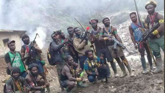 Sejumlah anggota Tentara Pembebasan Nasional Papua Barat sedang berpose bersama senjatanya di kawasan Tembagapura Timika, November 2017.