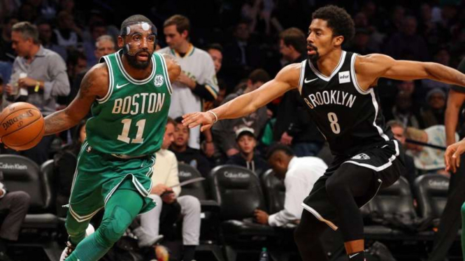 Bintang Boston Celtics, Kyrie Irving (kiri), dalam laga kontra Brooklyn Nets