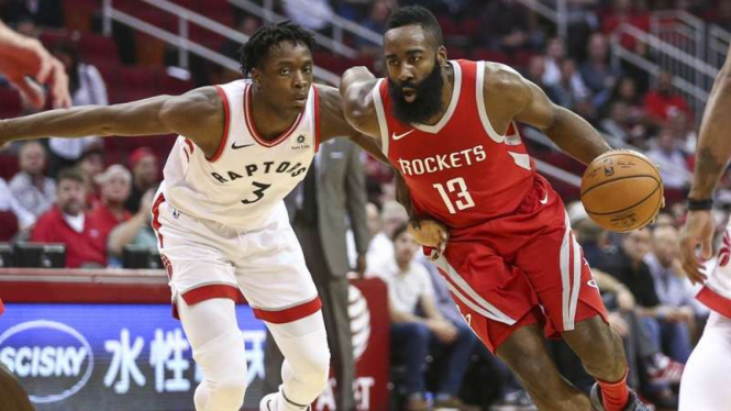 Bintang Houston Rockets, James Harden (kanan), dalam laga kontra Toronto Raptors