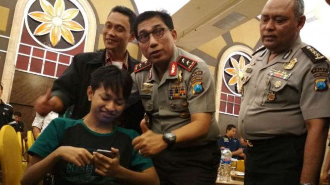 Kepala Polda Jawa Timur, Inspektur Jenderal Polisi Machfud Arifin, menyapa aktivis media sosial penyandang disabilitas saat pertemuan bersama netizen di Surabaya, pada Rabu, 15 November 2017.