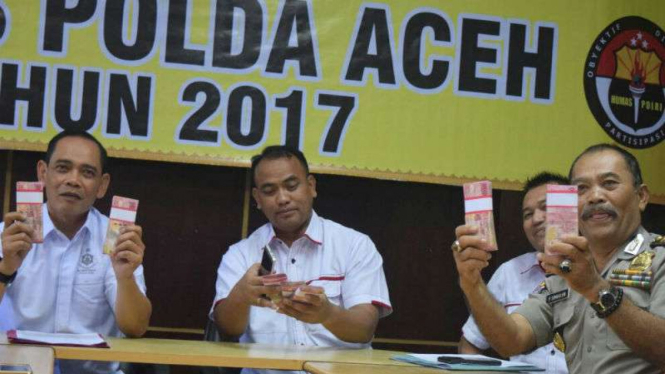 Polisi menunjukkan uang hasil sitaan dari pejabat Kabupaten Aceh Tamiang tersangka pemerasan terhadap ratusan pegawai honorer di kabupaten itu dalam konferensi pers di Aceh pada Rabu, 15 November 2017.