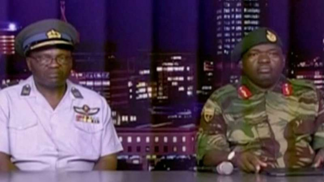 Panglima militer Zimbabwe saat memberi pengumuman di televisi nasional.