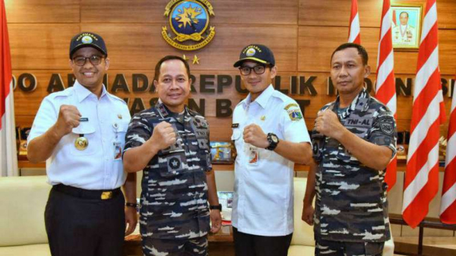 Gubernur DKI Jakarta, Anies Baswedan, dan Wakil Gubernur Sandiaga Uno mengunjungi Panglima Komando Armada RI Kawasan Barat, Laksamana Muda TNI Aan Kurnia.