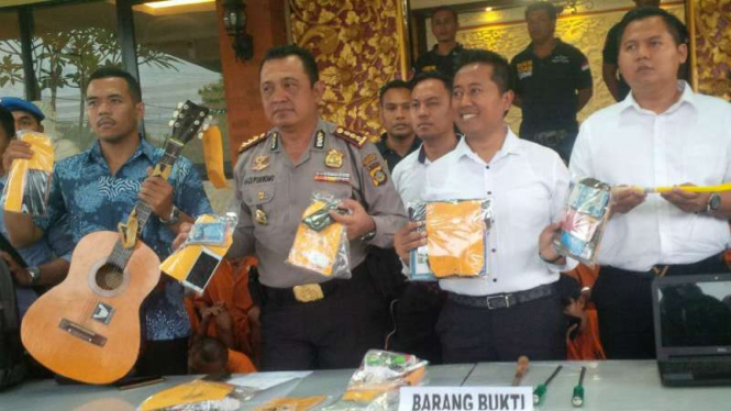 Polisi merilis barang bukti hasil penangkapan adik Wakil Ketua DPRD Bali atas kasus kepemilikan narkotika di Denpasar pada Rabu, 15 November 2017.