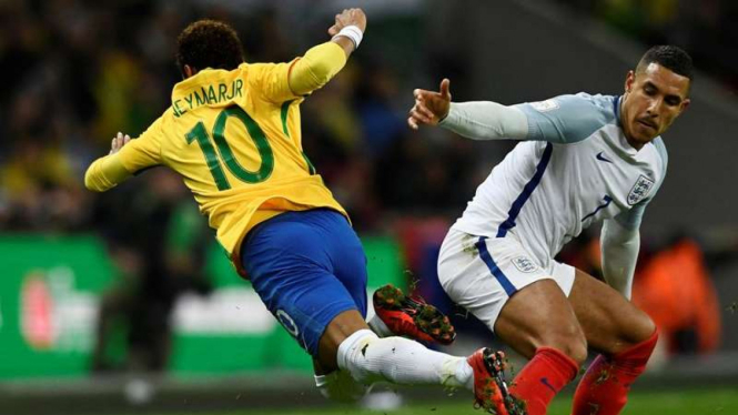 Penyerang Timnas Brasil, Neymar (kiri) dalam laga uji coba kontra Inggris