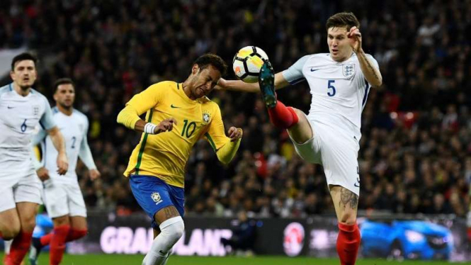 Pemain belakang Timnas Inggris, John Stones (kanan)