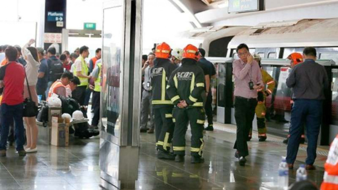 Petugas berjaga di sekitar lokasi tabrakan MRT di Singapura.