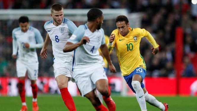 Penyerang Timnas Brasil, Neymar (kanan) dalam laga uji coba kontra Inggris