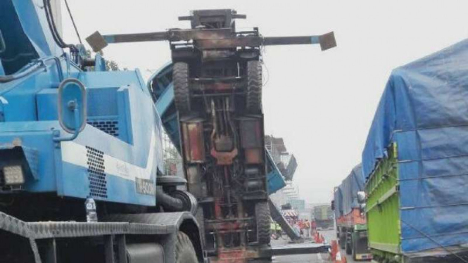 Tol Jakarta-Cikampek Km 15 kembali dibuka usai penanganan crane VMS yang roboh