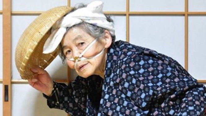 Nenek asal Jepang yang hobi mengedit foto.