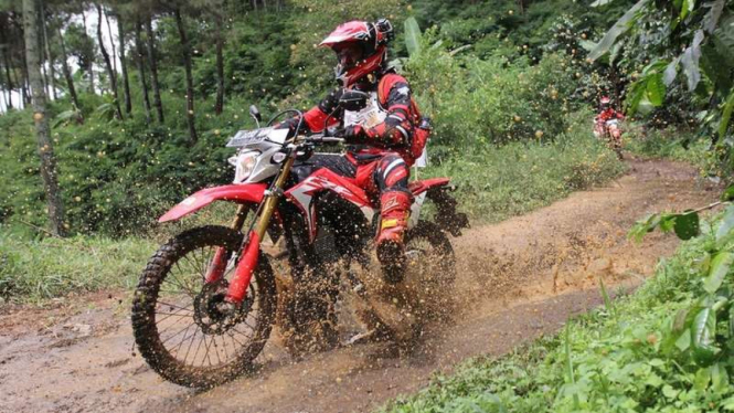 Honda CRF150L dites di Dago, Bandung oleh sejumlah jurnalis.