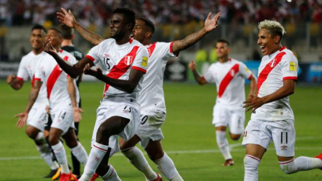 Para pemain Peru rayakan keberhasilan lolos ke Piala Dunia 2018