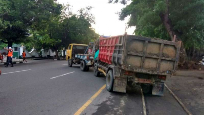 Truk diderek gara-gara parkir di atas rel dan menghalangi perjalanan kereta di Jalan Slamet Riyadi, Solo, Jawa Tengah, pada Kamis, 16 November 2017.