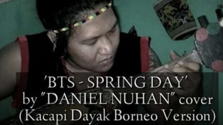 Pria Dayak Cover Lagu Korea dengan Alat Tradisional Kacapi