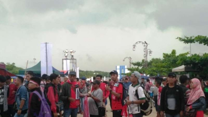 Suporter Timnas di Stadion Wibawa Mukti, Cikarang, Bekasi.