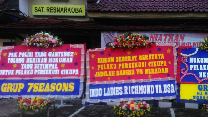 Karangan bunga berdatangan ke Mapolresta Tangerang 