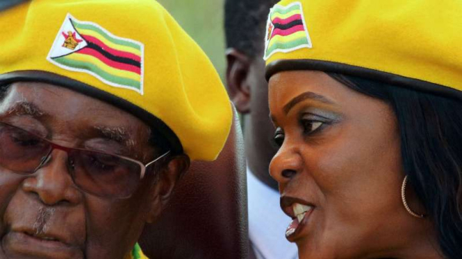 Grace Mugabe (kanan) bersama Presiden Zimbabwe Robert Mugabe