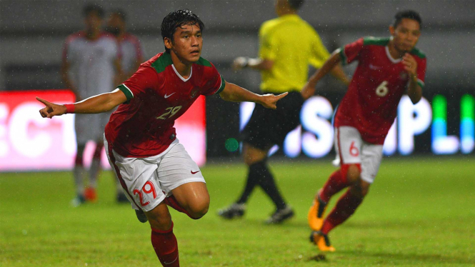 Pemain Timnas U-23 Indonesia, Septian David Maulana (kiri) 